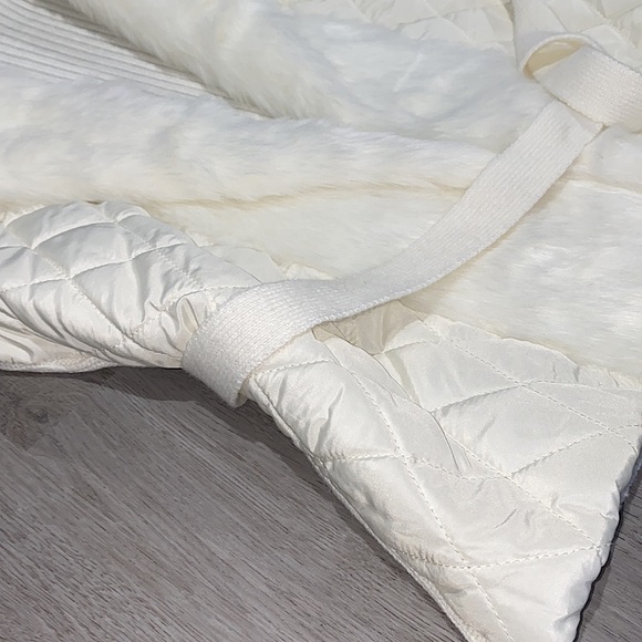 XOXO White Fur Vest Women’s - Picture 5 of 12